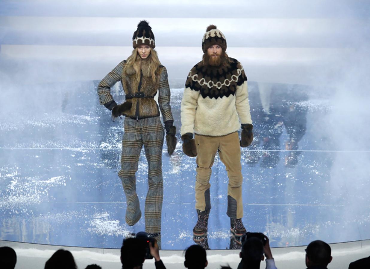 ¡Nos encanta este dos piezas con estampado tartán, silueta años '70 y chaleco de piel!