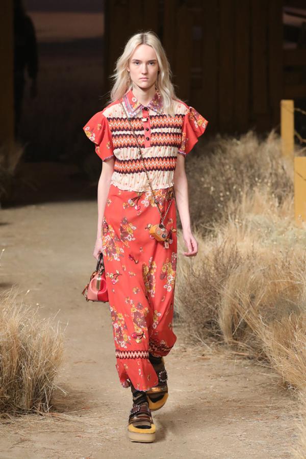 El estampado floral fue una constante en la colección OI17 de Coach.