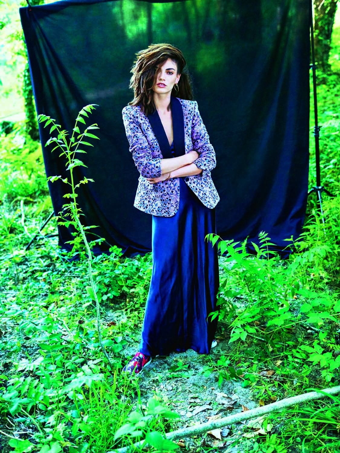 Chaqueta de jacquard, de Zadig &amp; Voltaire, con vestido de Sportmax. Zapatillas de Tommy Hilfiger y pendientes de Aristocrazy.