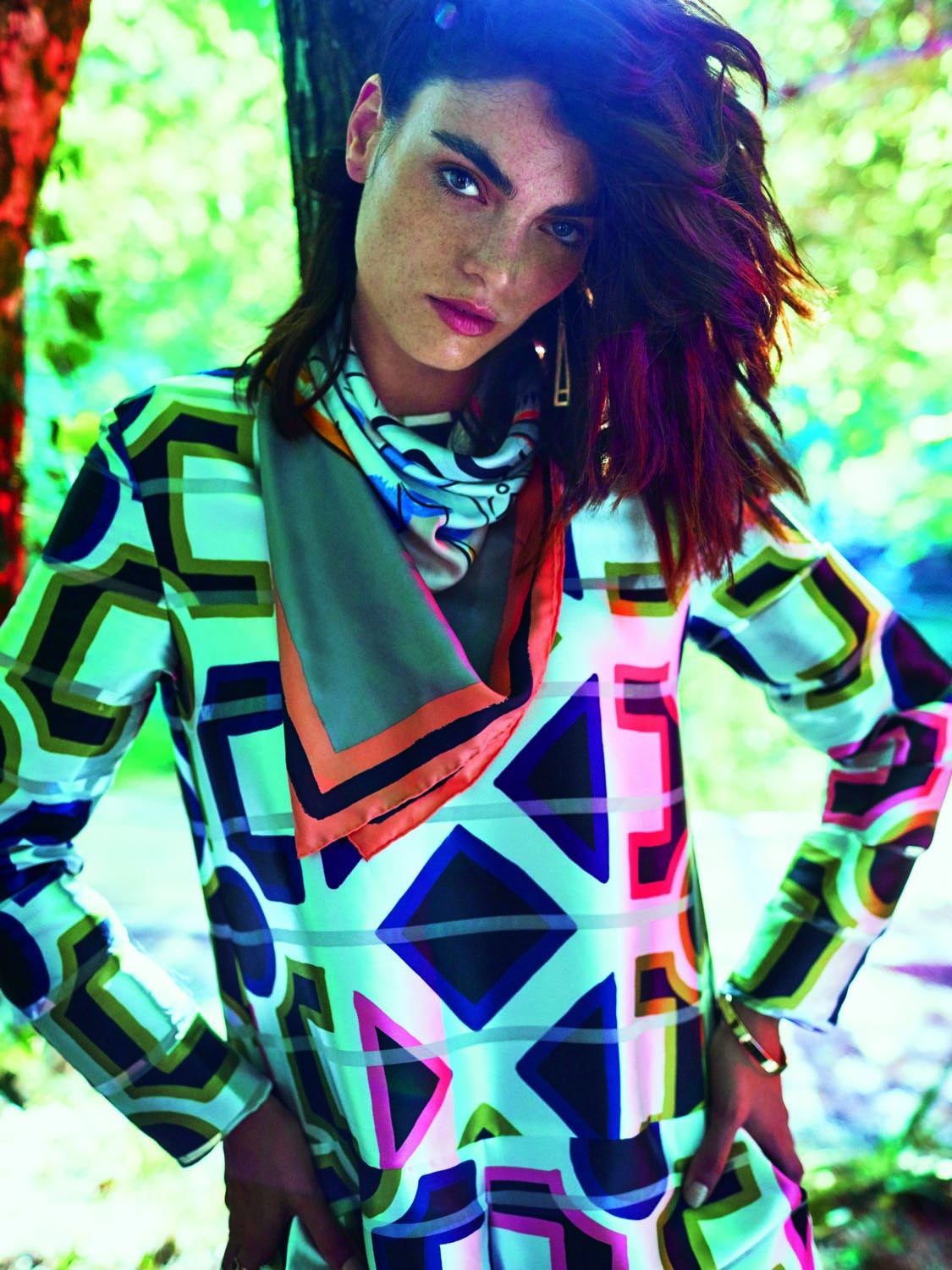 Mono con estampado geométrico de Emporio Armani. El pañuelo es de Hermès. Pendientes de Mango y pulsera de Cortefiel.