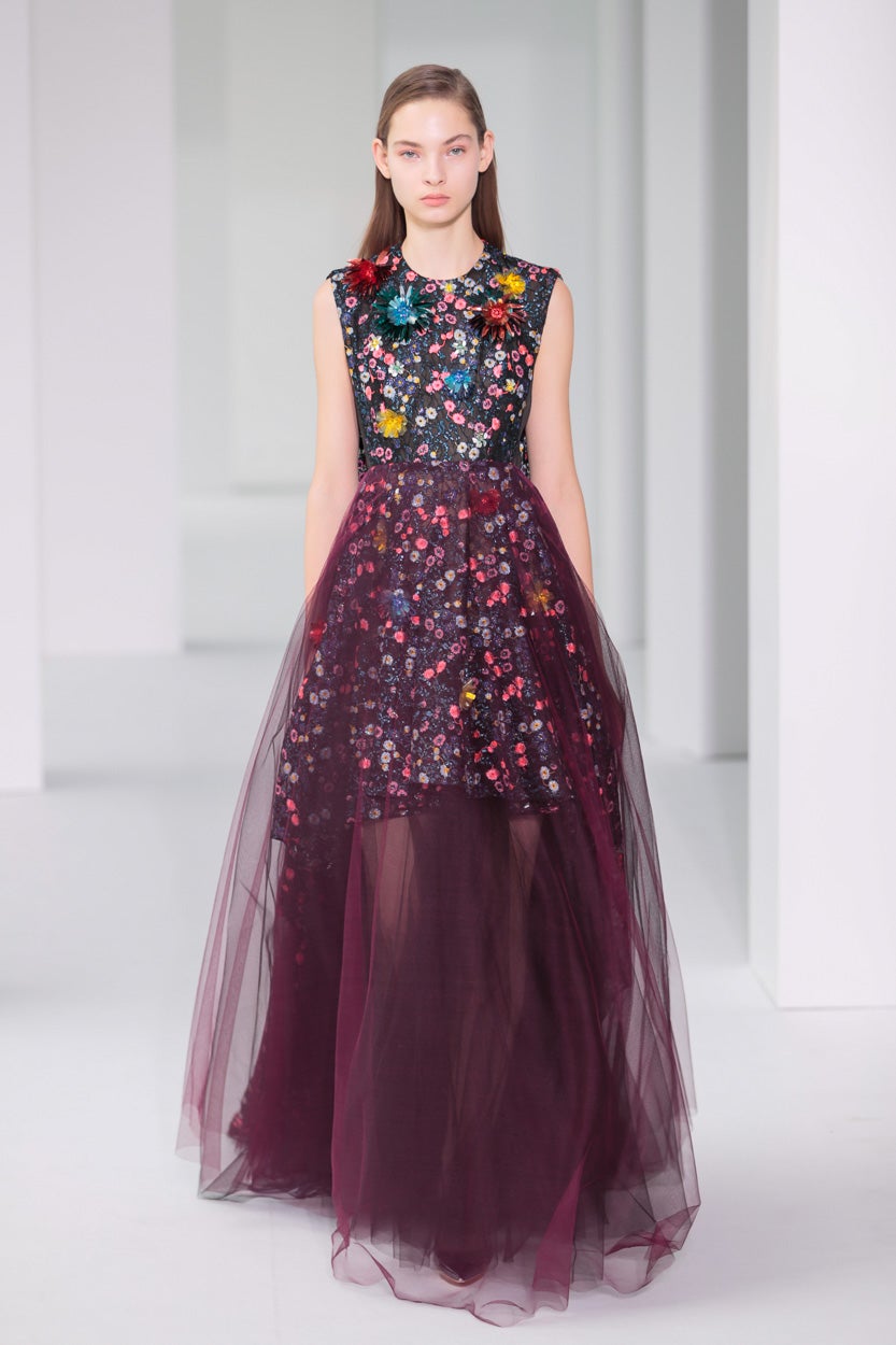 Josep font combina este espectacular vestido largo en encaje bordado azul y burdeos con botines planos en piel efecto potro en azul.