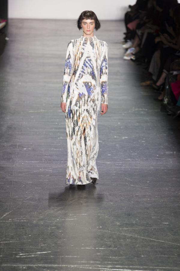 Para la noche, la diseñadora propone vestidos con brillo que recuerda a los neones de Hong Kong.