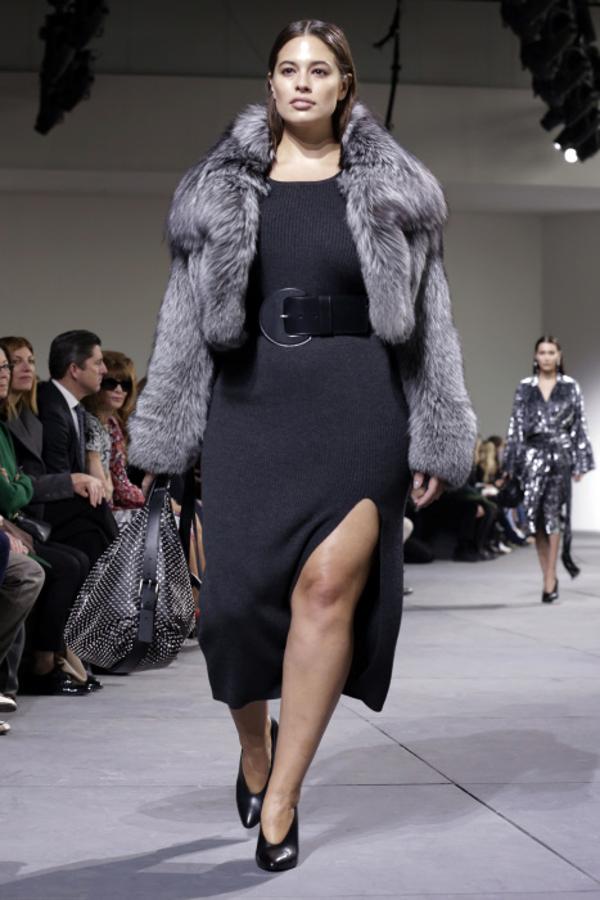 Ashley Graham se subió a la la pasarela con un ceñidísimo vestido con abertura lateral y abrigo de pelo y se convirtió así en la primera modelo de talla grande en desfilar para la firma.