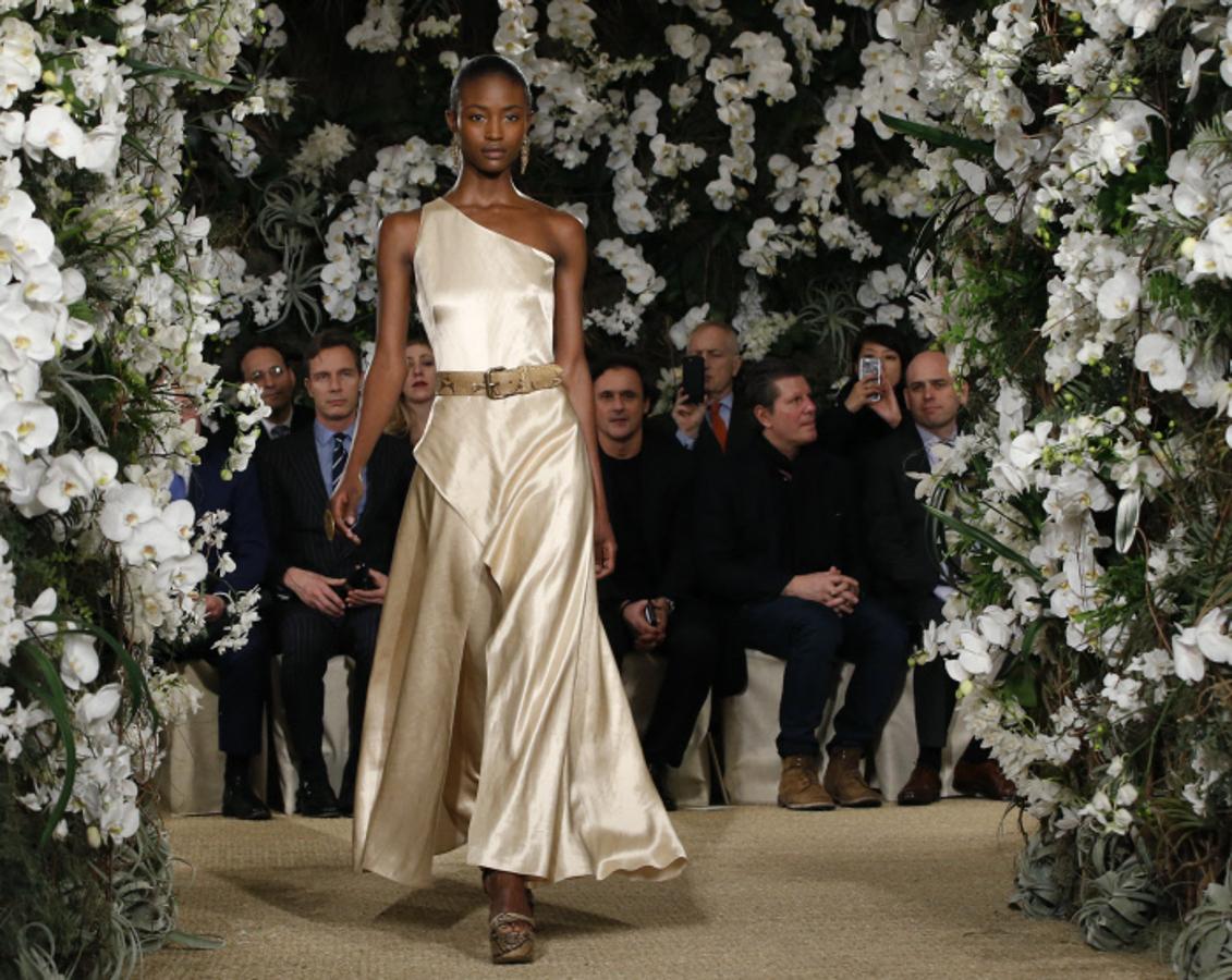 El satén es el tejido imprescindible en Ralph Lauren, que según cuentan desde la firma, es el reflejo de la sensualidad moderna.