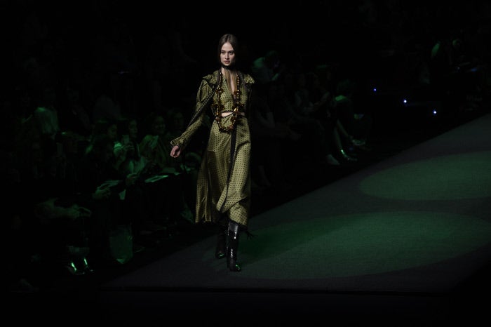 Juan Vidal sigue apostando por un patronaje hiperfemenino y muy seductor.