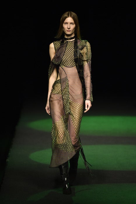 La geometría articula buena parte de la colección otoño-invierno 2017 de Juan Vidal.