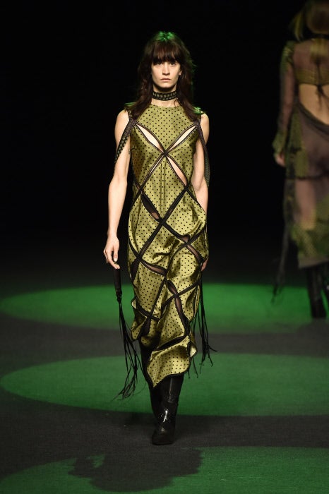 Detalles 'cut out' y flecos en un vestido en el que el patronaje es, sencillamente, perfecto.