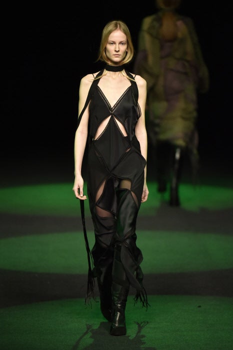 La versión en negro, una reinvención del 'slip dress' más seductor.