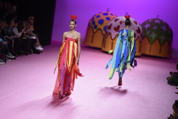 Los vestidos de tiras de Agatha Ruiz de la Prada invitan a bailar y a vivir en movimiento.
