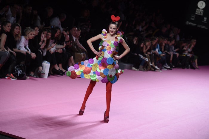 ¿Quién dijo que el otoño-invierno era oscuro y gris? Agatha Ruiz de la Prada no, desde luego.