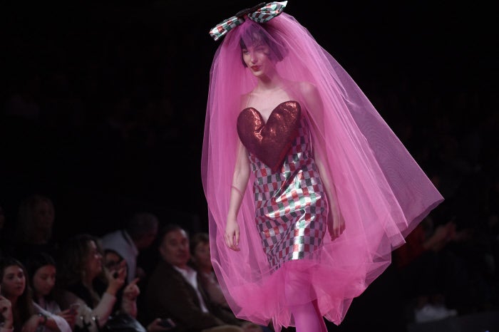 La novia ya no es blanca y radiante, la novia de Ágatha Ruiz de la Prada se enfunda un velo rosa y un mini vestido de damero metalizado.