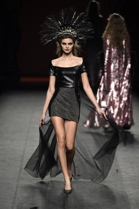 El negro azabache, protagonista de este sofisticado y sensual vestido de noche de la colección otoño-invierno 2017 de Ion Fiz.