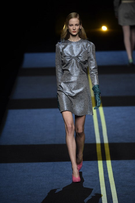 El color asfalto no podía faltar: Moisés Nieto nos invita a recorrer las curvas de 'Mulholand Drive'.