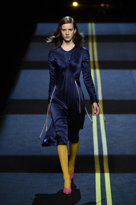 Otro ejemplo más de explosión de color en contraste con ráfagas azul noche.