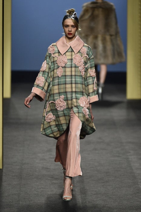 Miguel Marinero hace un uso impecable de los tejidos y la combinación cromática en este look.