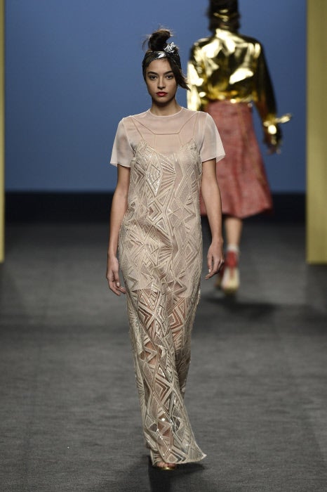 Delicadeza bordada en diminutas paillettes en este vestido nude de corte 'slip dress'.