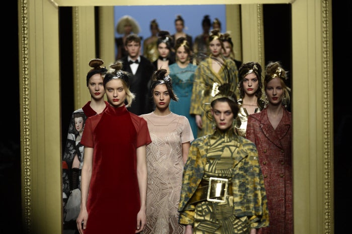 Elegante puesta en escena, y bonita estampa que nos deja el carrusel final.