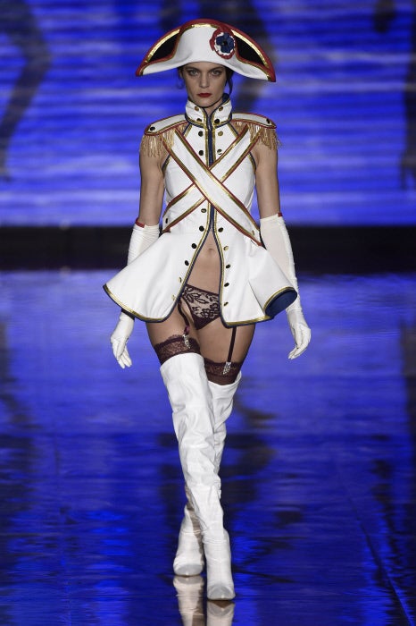 "Tiempos de cambio y revolución… incertidumbres, nuevos objetivos a conquistar, derechos que reclamar, afirmación de su personalidad, demostración de todo su poder y una total determinación de no dejarse pisar ni una sola vez".