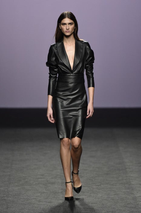 El diseñador vuelve a demostrar que sus patrones en piel, como este elegante vestido, son perfectos.