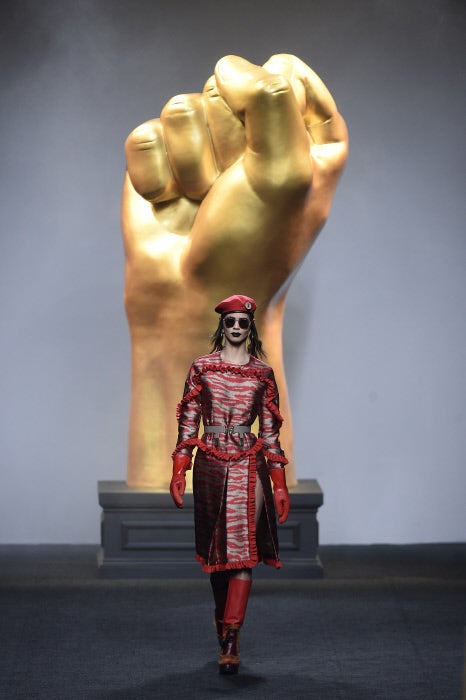 Tanto la puesta en escena, como los looks que se han visto en la pasarela, tenían un mensaje claro: necesitamos luchar por nuestros sueños.