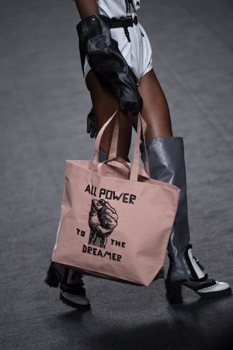 Y este es el mejor ejemplo: los bolsos de Ana Locking reclaman "All power to the dreamer" (todo el poder para el soñador).