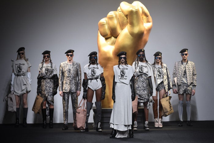 La diseñadora llevaba días calentando motores a través de su cuenta de Instagram con imágenes muy evocadoras y el 'hashtag' #ThedreamerLocking. Y su colección 'The Dreamer FW17-18' no ha defraudado.