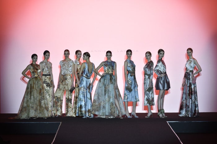 Hannibal Laguna sigue alineado con el 'see now, buy now', y su colección vuelve a romper las barreras de la estacionalidad para presentar propuestas que se basan en el entretiempo.