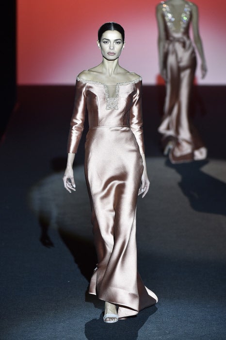 El satinado y los tonos empolvados siguen siendo una seña de identidad del imaginario creativo de Hannibal Laguna.