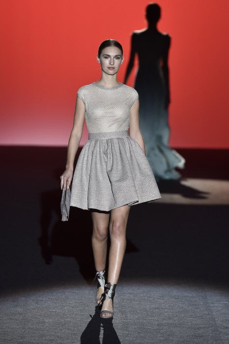 Los minivestidos clásicos de Laguna se reinventan una temporada más.