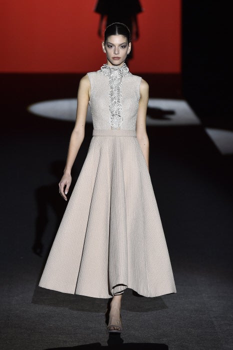 La delicadeza romántica e hiperfemenina siempre es clave en las colecciones de Hannibal Laguna.