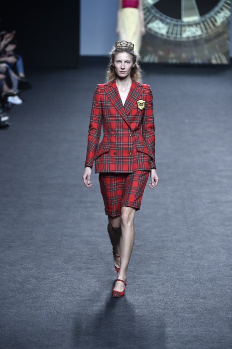 El 'brit style' se cuela en el imaginario de Teresa Helbig y nos deja propuestas que beben directamente de las corrientes 'setenteras' que abanderó Vivianne Westwood.