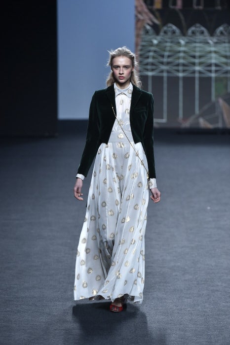 La rotundidad del terciopelo se une a tejidos fluidos y consigue un resultado perfecto.