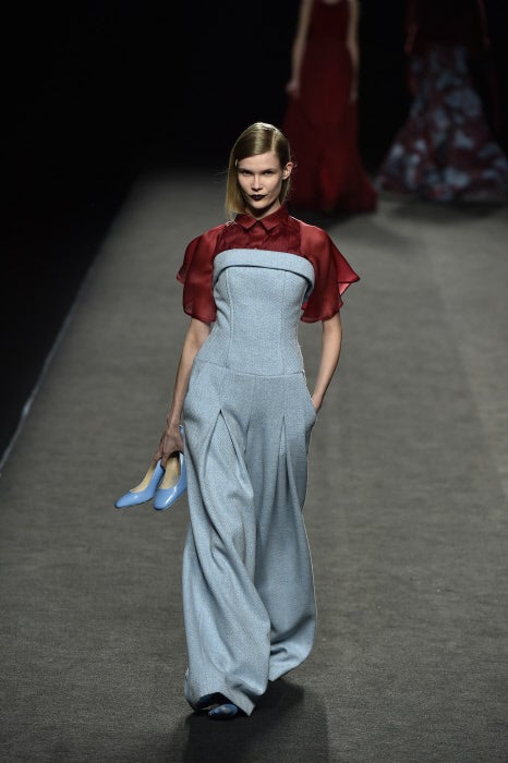 Para terminar, la mezcla del burdeos que bien podría ser el color intenso de los labios de las mujeres que retrata Lita en sus obras, con el azul cielo, símbolo de la libertad que a la diseñadora le inspira el mar.