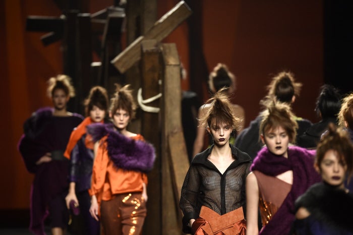 Naranjas, morados y azules han teñido de color la pasarela de Ulises Mérida.