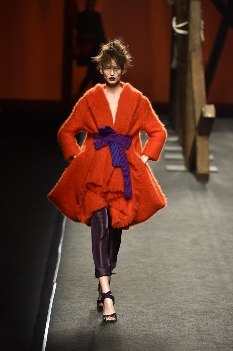 El punto grueso convive en perfecta armonía los con tejidos livianos como el satén, uno de los tejidos que ha triunfado sobre la pasarela de Ralph Lauren en la Semana de la Moda de Nueva York y en la madrileña en Juan Vidal, entre otros diseñadores.