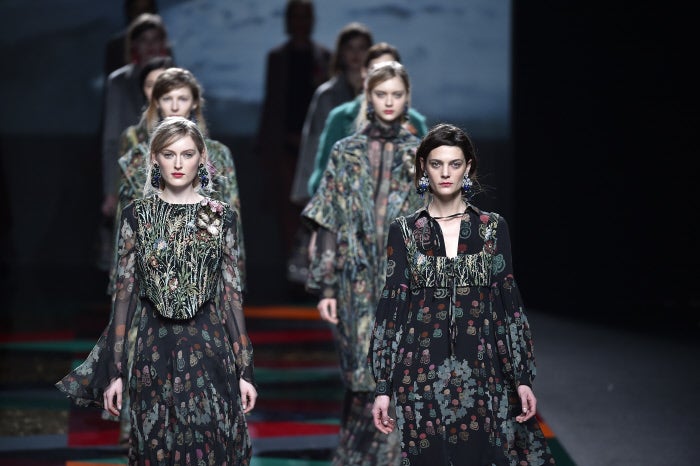 Cierre del desfile de Ailanto.