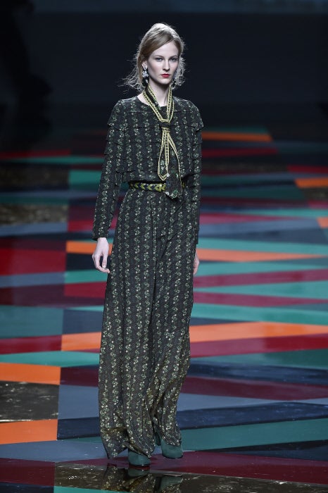 Los estampados tribales de Ailanto nos transportan a los años 70.