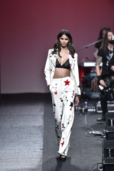 Las estrellas, un estampado que también ha teñido las colecciones de Saint Laurent y Stella McCartney en colecciones anteriores, llenan de color los conjuntos de pantalón y chaqueta de Juana Martín.