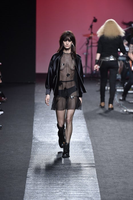 La diseñadora cordobesa saca su lado más rebelde y combina los vestidos con transparencias, que dejan ver la ropa interior, con botas de estilo militar.