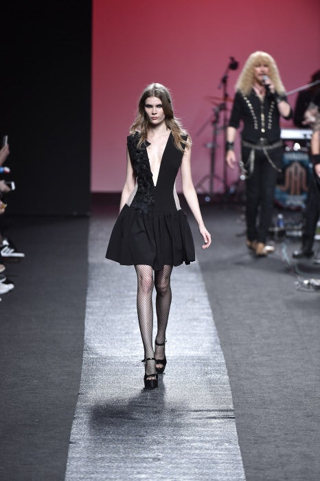 Las medias de rejilla, que triunfan en los looks más 'trendy' en las redes sociales y que ya subieron a la pasarela Moschino y Wom and Now, son un imprescindible entre lo nuevo de Martín.