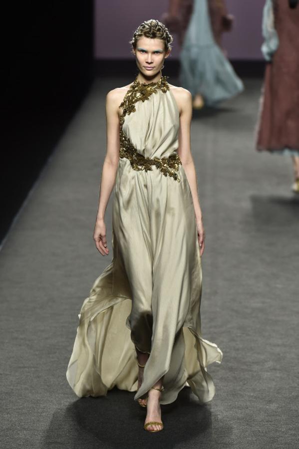 Los vestidos vaporosos se convierten en la opción perfecta para la noche o incluso para las novias más atrevidas.