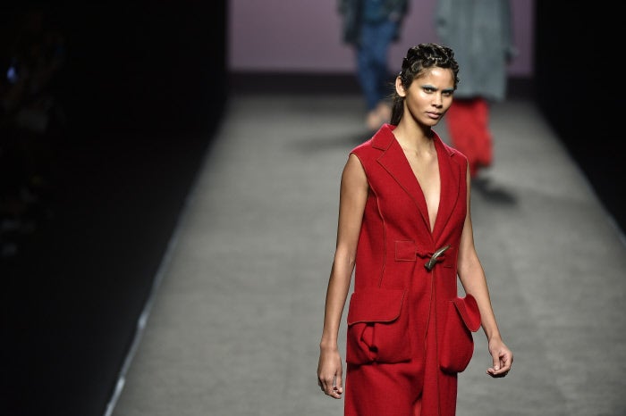 Los abrigos de Luengo van rematados con cierres de asta, todo un clásico.