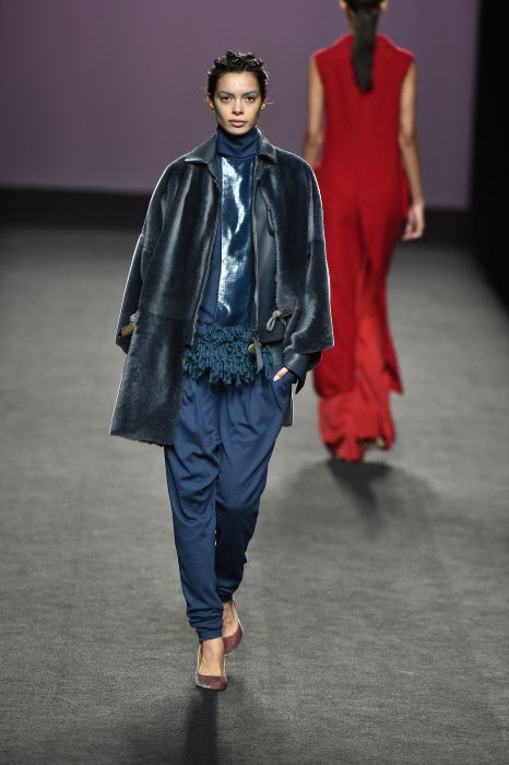 Los zapatos de Custom&Chic acompañan y rematan las diferentes propuestas de Marcos Luengo. Los materiales de la colección invaden con caprichosas y brillantes combinaciones los zapatos creados de forma conjunta en exclusiva para la colección.