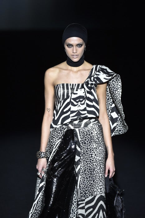 Las paillettes llenan de brillo los vestidos sofisticados de Malne.