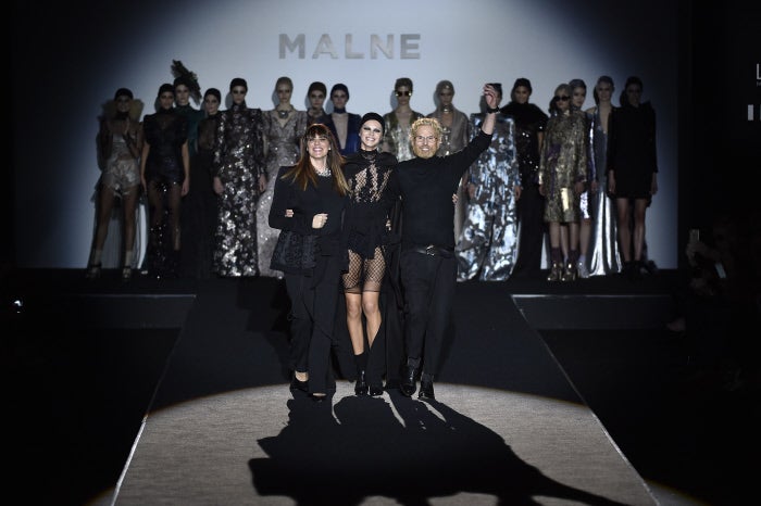 Los diseñadores de Malne Juanjo Mánez y Paloma Állvarez saludaron orgulosos al público tras el desfile.
