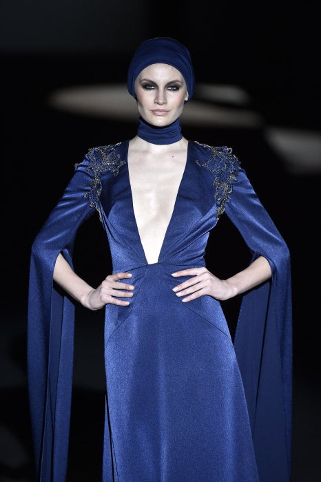 Vestido azul medianoche con escote de vértigo, uno de los vestidos que esperamos ver en la alfombra roja de los Goya o los Feroz y, puestas a soñar, en los Oscar.