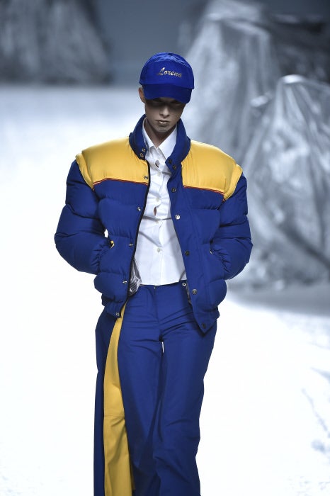 Los conjuntos de pantalón y plumífero se tiñen de azul y amarillo