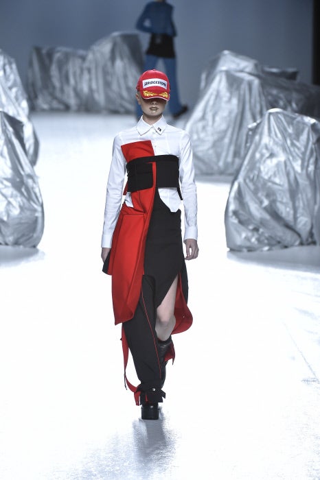 La firma de Víctor Alonso y María Lemus propone camisas blancas con un toque especial que le da el rojo.