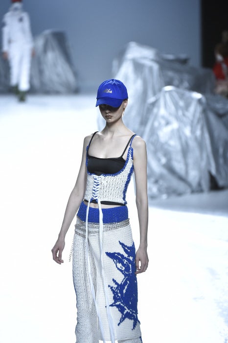 Las lazadas cierran los tops de punto que se tiñen de blanco un color, a priori, más propio del verano.