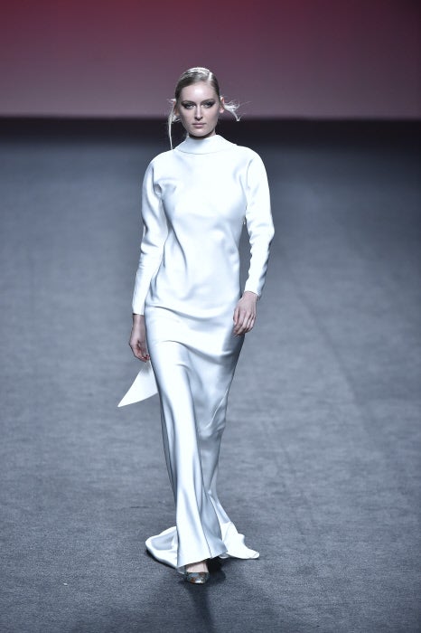 Los vestidos blancos con cola ligera, una de las apuestas de la firma para la noche o incluso para dar el 'sí, quiero'.